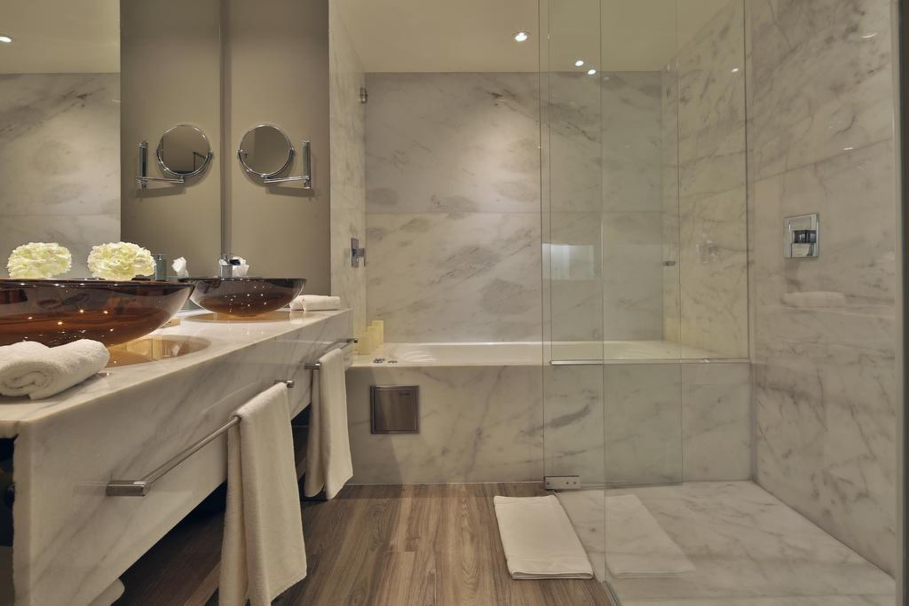 Hotel Movich Buro 51 Barranquilla  Esterno foto A shower enclosure with a fixed glass door