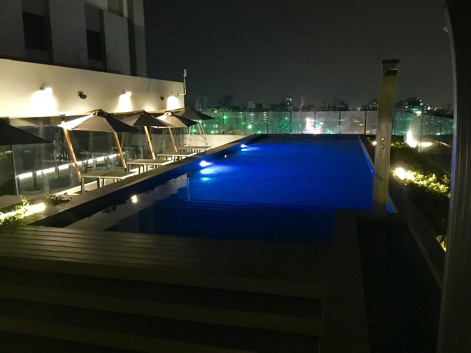Hotel Movich Buro 51 Barranquilla  Esterno foto Rooftop pool at the hotel