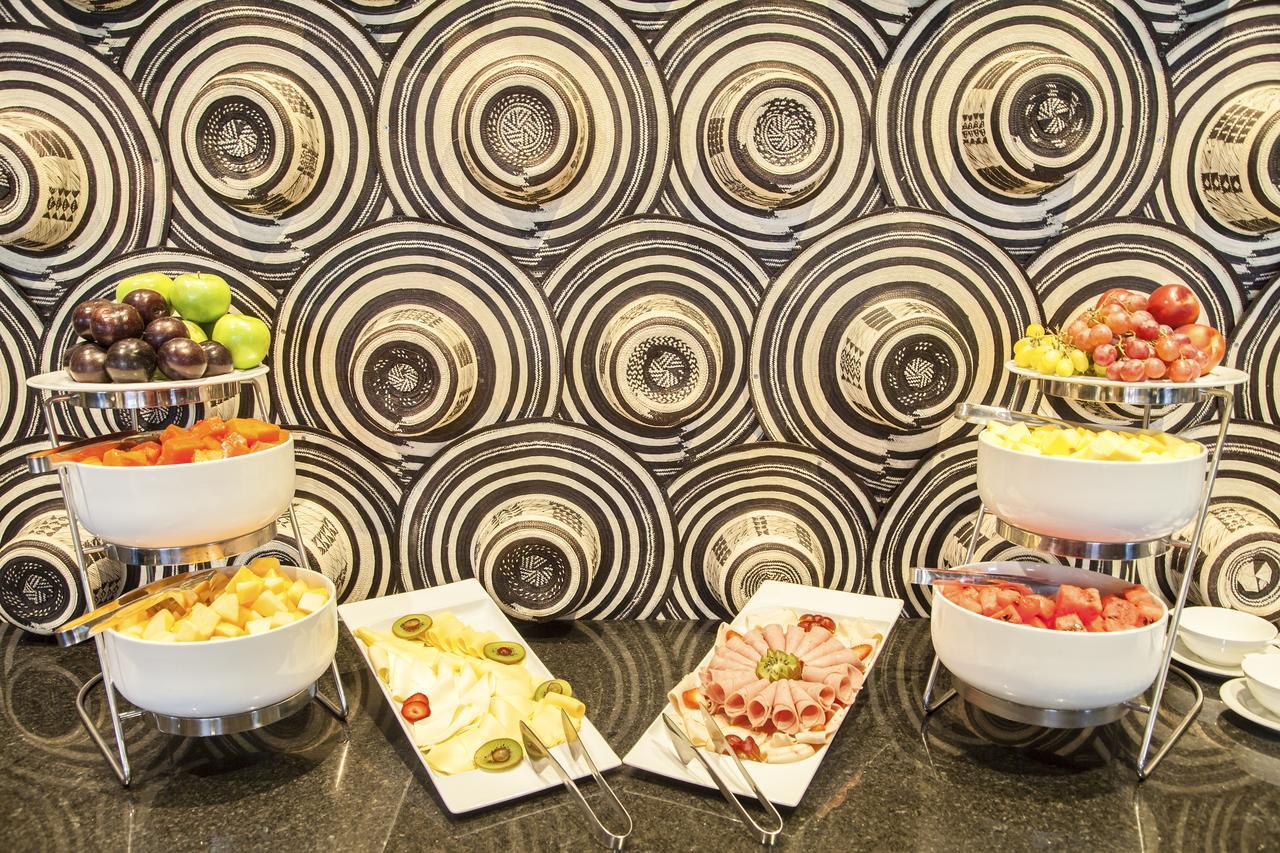 Hotel Movich Buro 51 Barranquilla  Esterno foto A selection of cold cuts at a buffet