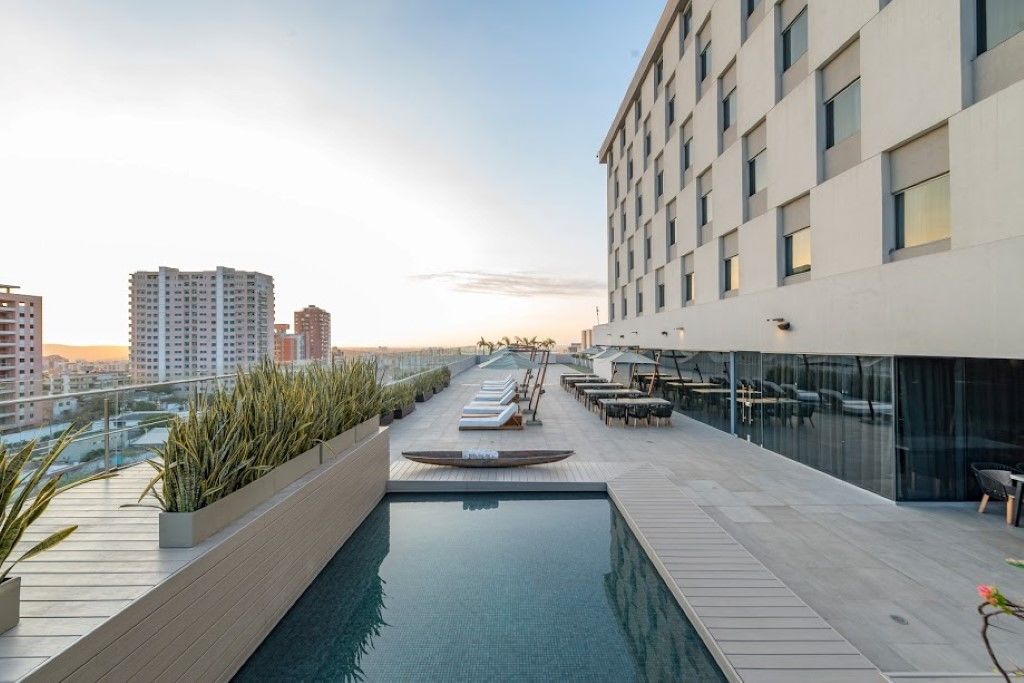 Hotel Movich Buro 51 Barranquilla  Esterno foto The rooftop pool at the hotel